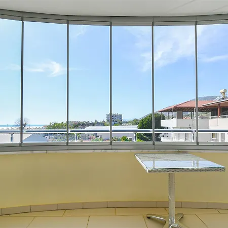 Stone Peaceful Beachfront Living, 2-bedroom In Demirtas דירה