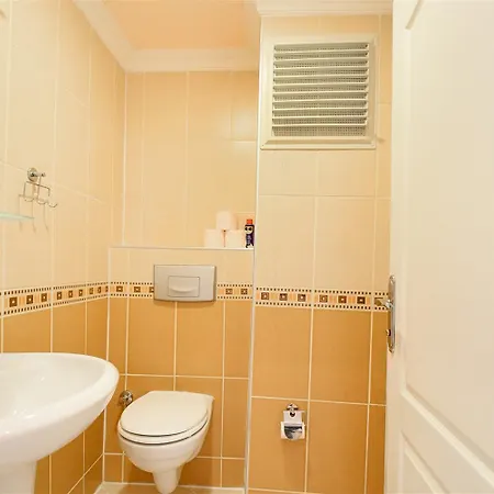 Stone Peaceful Beachfront Living, 2-bedroom In Demirtas * אלאניה
